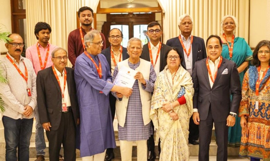 প্রধান উপদেষ্টার কাছে গণমাধ্যম সংস্কার কমিশনের রিপোর্ট হস্তান্তর